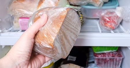 Pieczywo mrożę tylko w ten sposób. Po rozmrożeniu smakuje jak prosto z piekarni