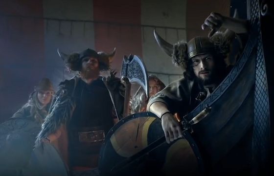 Współcześni Wikingowie reklamują kabanosy Tarczyński w większych opakowaniach (wideo)