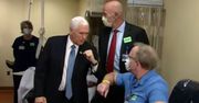 Koronawirus w USA. Mike Pence bez maseczki ochronnej. Spotkał się z pacjentami