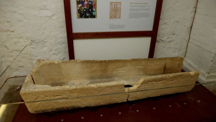 Rodzice chcieli zrobić zdjęcie z dzieckiem w muzeum. Zniszczyli 800-letnią trumnę 1