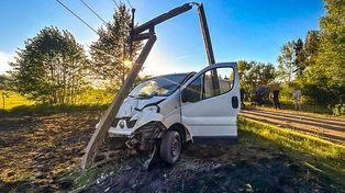 Uderzył w słup, wywołał pożar i uciekł. Policja namierzyła kierowcę z Gębiczyna