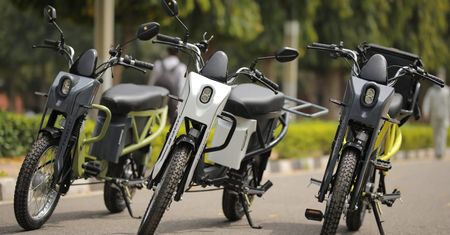 Geliose Hope to tani skuter elektryczny. Maksymalnie tani