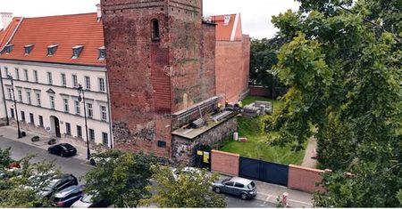 Niezwykłe znalezisko w Wieży Zegarowej w Płocku. Drewno trafiło do badań