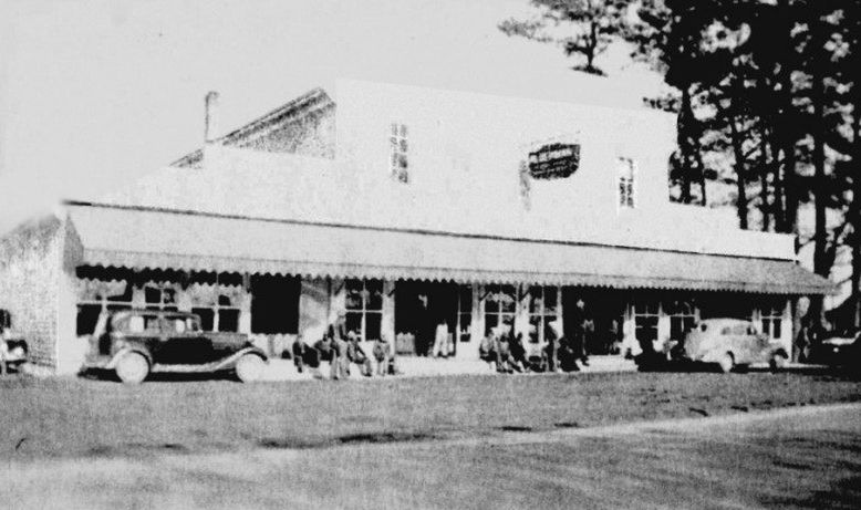  Sklep w miasteczku Alcolu na fotografii z pierwszej połowy XX wieku 