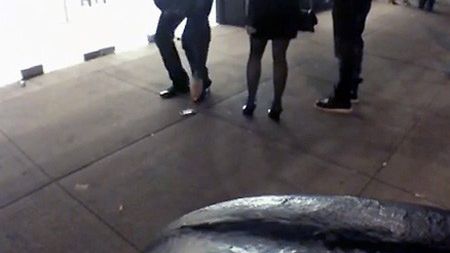 Żart z iPhonem przyklejonym do chodnika (wideo) 1