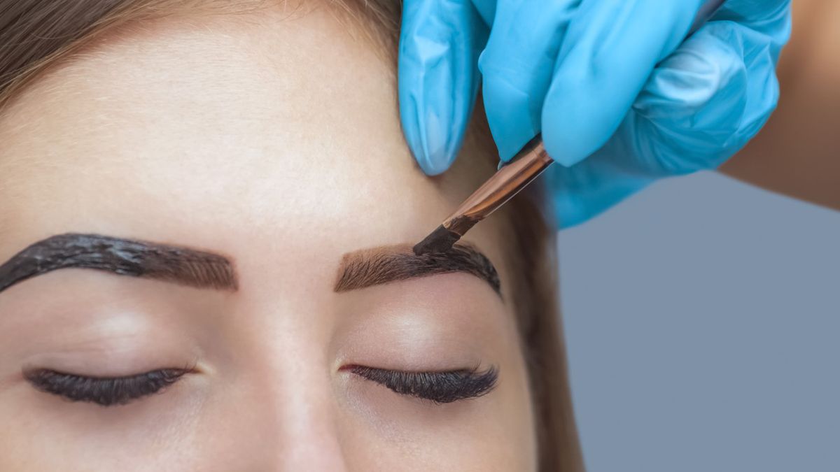 Naturalne henny na bazie Lawsonii inermis można wykorzystać zarówno do koloryzacji włosów, jak i koloryzacji brwi.