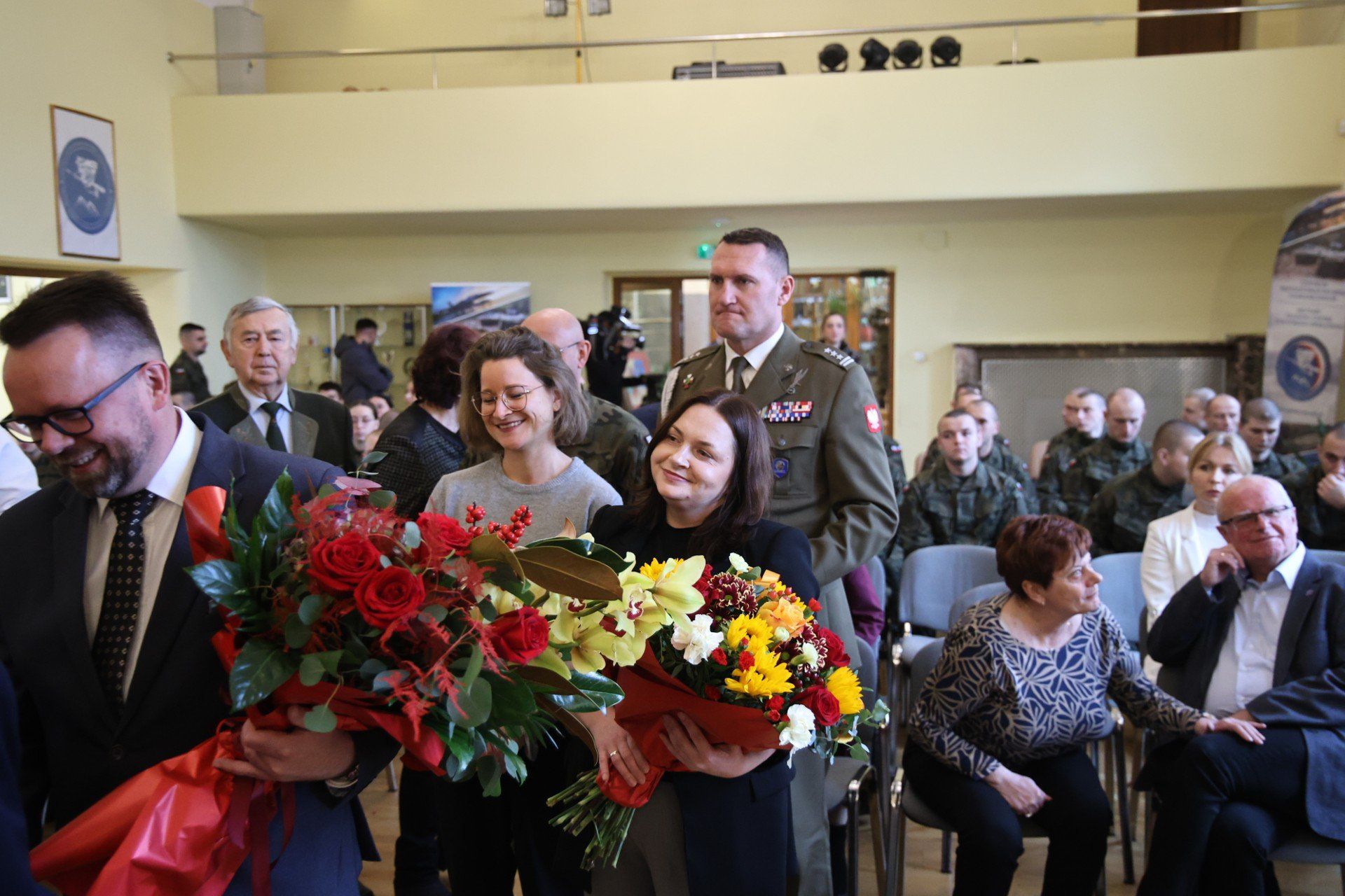 Po części oficjalnej do pana Mieczysława ustawiła się niemała kolejka z naręczami kwiatów i prezentów.