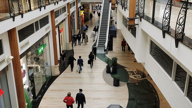 Niezależnie od tego, czy prowadzisz handel na niewielkim targowisku, czy jesteś odpowiedzialny za sieć dużych sklepów w galeriach handlowych – musisz co godzinę przeprowadzać dezynfekcję.