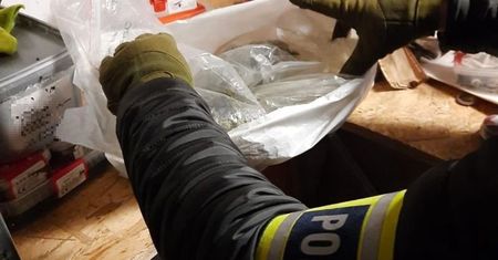 Kłodzko. Policjanci przejęli narkotyki i sprzęt do ich produkcji. Podejrzanemu grozi 12 lat więzienia