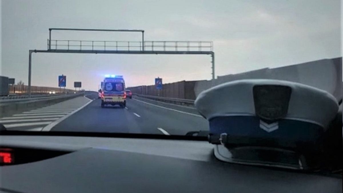 Policjanci eskortowali karetkę, w której przewożono serce 