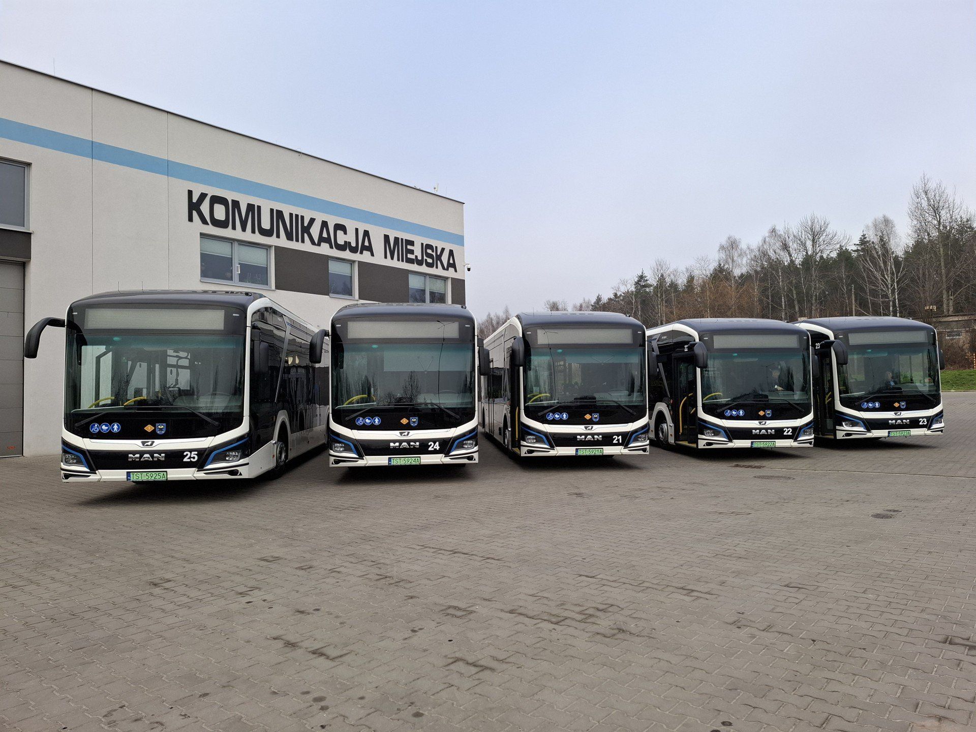 Pięć nowych autobusów elektrycznych uzupełni flotę komunikacji miejskiej w Starachowicach i dołączy do 20 pojazdów na CNG. 