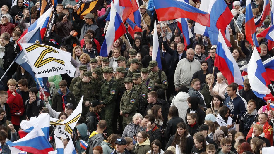 Rally in support of the Donbass region joining the Russian Federation in Moscow
epa10201726 People take part in a rally in support of the Donbass region joining the Russian Federation at Peter&Paul Fortress in St. Petersburg, Russia, 23 September 2022. From September 23 to 27, residents of the Donetsk People's Republic, Luhansk People's Republic, Kherson and Zaporizhzhia regions will vote in the Referendum to join the Russian Federation. Russian President Vladimir Putin said that the Russian Federation will ensure security at referendums in the DPR, LPR, Zaporizhzhia and Kherson regions and support their results.  EPA/ANATOLY MALTSEV 
Dostawca: PAP/EPA.
ANATOLY MALTSEV