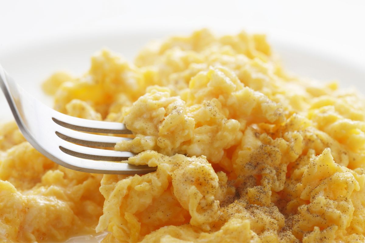 How should scrambled eggs be? Certainly fluffy and creamy.