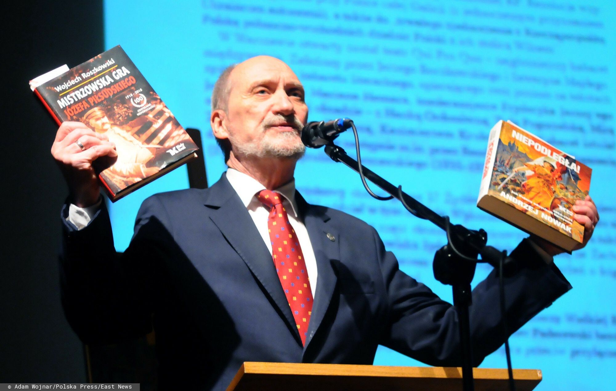 Antoni Macierewicz na promocji ksi??ek w krakowskich ?agiewnikach17.03.2018 KRAKOW   BIALY KRUK PROMOCJA KSIAZEK PROF ANDRZEJ NOWAK PROF WOJCIECH ROSZKOWSKI GOSC SPECJALNY B. MINISTER ANTONI MACIEREWICZ AULA JP II LAGIEWNIKI  N/Z:  FOT: ADAM WOJNAR/POLSKA PRESS/GAZETA KRAKOWSKAFOT: ADAM WOJNAR/POLSKA PRESS