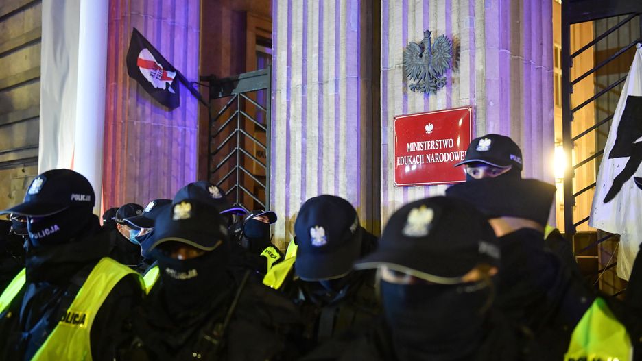 Strajk Kobiet przed MEN. Interwencja policji