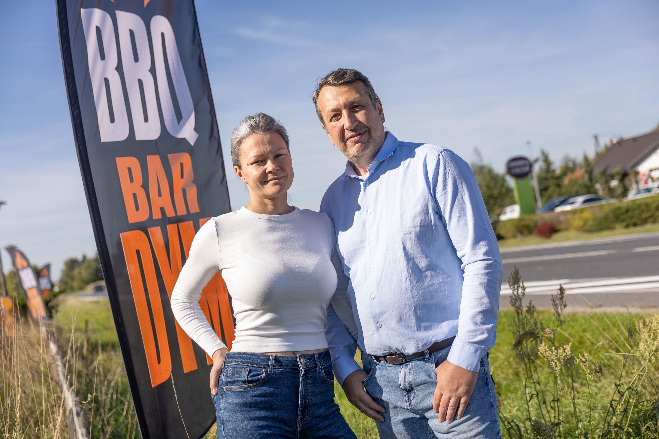 BBQ Bar DYM działa przy drodze krajowej nr 80 w Czarnowie.