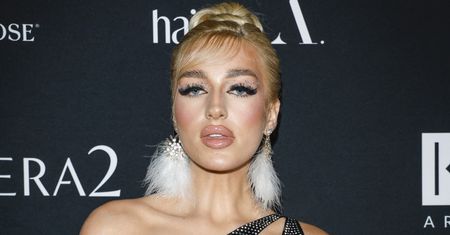 Karolina czy Caroline? Derpienski pokazała paszport i "środkowy palec"