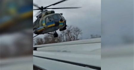 Pilot Mi-8 w akcji. Niebywałe, co zrobił w drodze na front