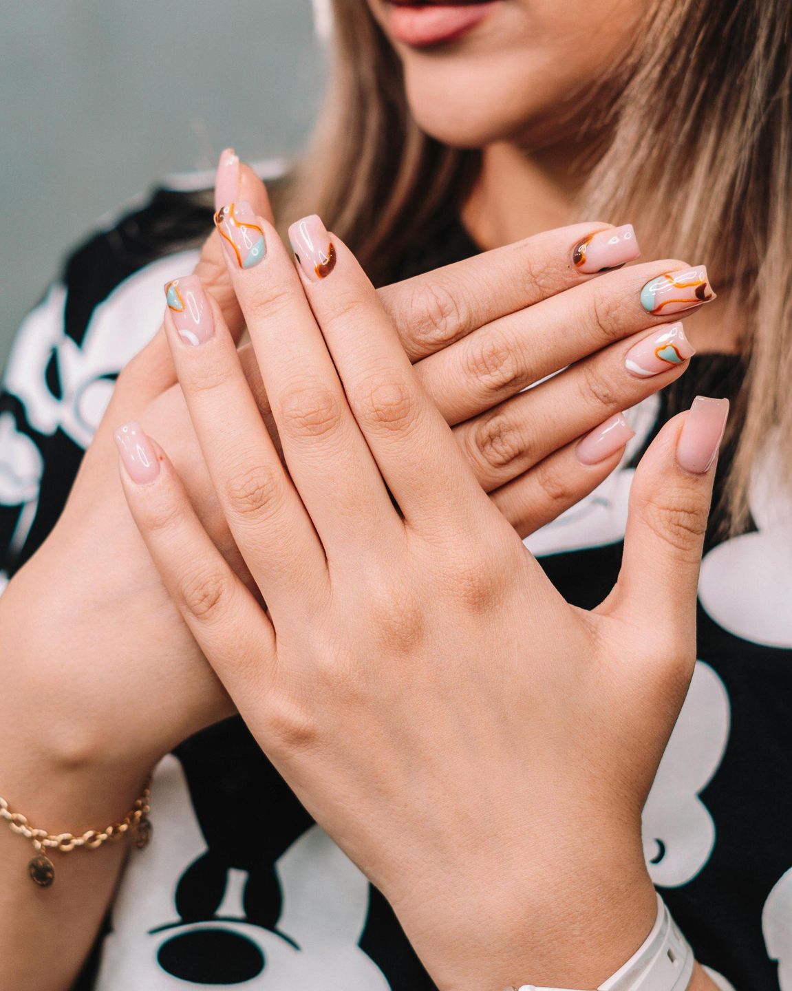 Te paznokcie są najlepsze na jesień i zimę 2025. Podpowiadamy, co jest w trendach na ten sezon!