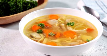 Ulubiona zupa Polaków. Sprawdzone sposoby tłuste na oczka w rosole