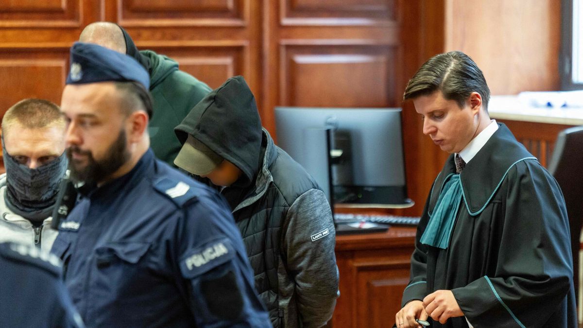 Ukrai?ski nurek podejrzany o wysadzenie Nord Stream zosta? aresztowany
Ukrainian Volodymyr Z (2nd R) leaves the courtroom of Warsaw's Regional Court next to his lawyer Tymoteusz Paprocki (R) after he was arrested on suspicion of unconstitutional sabotage, destruction of property, and destruction of the Nord Stream 2 gas pipeline infrastructure, in Warsaw, Poland, on October 1, 2025. Poland has arrested the man targeted by a German warrant for his alleged involvement in the 2022 bombing of the Nord Stream 2 gas pipeline, prosecutors and his lawyer said on September 30, 2025. The pipelines, which for years had shipped Russian gas under the Baltic Sea to Europe, were damaged by huge blasts just months after Russia's February 2022 full-scale invasion of Ukraine. (Photo by Wojtek RADWANSKI / AFP)
WOJTEK RADWANSKI
