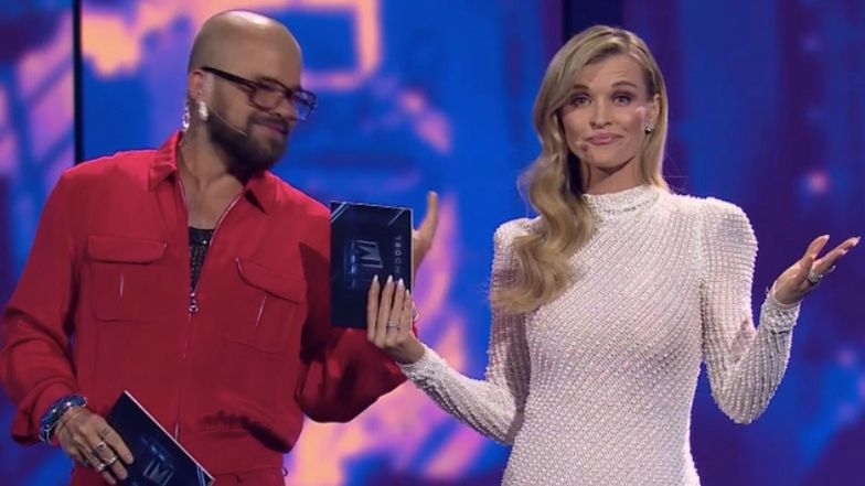 Joanna Krupa czyta z promptera