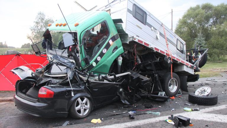 Obydwa pojazdy zostały doszczętnie zniszczone. Niestety kierowca osobówki miał mniej szczęścia.