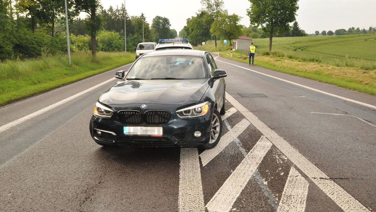 Bmw stało na środku drogi.