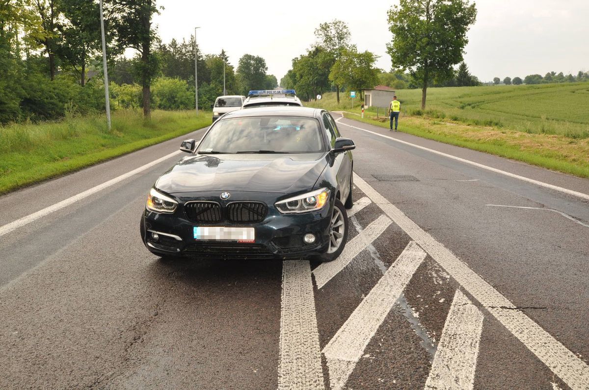 Bmw na środku DK17. Zajrzał do auta. Oto finał