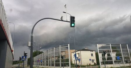 Nad miasto nadciąga burza. Sprawdź, gdzie aktualnie pada i grzmi