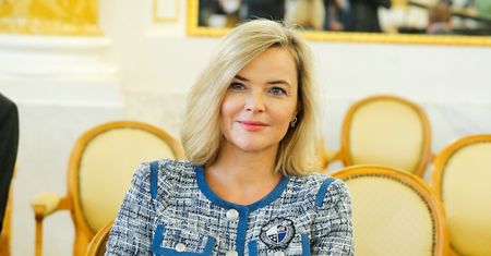 Została sama. Monika Richardson powiesiła obraz w miejscu po pianinie byłego