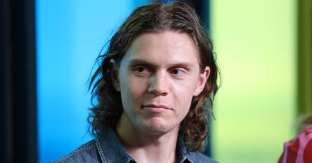 Evan Peters wcieli się w brutalnego seryjnego mordercę. Serial trafi na Netfliksa