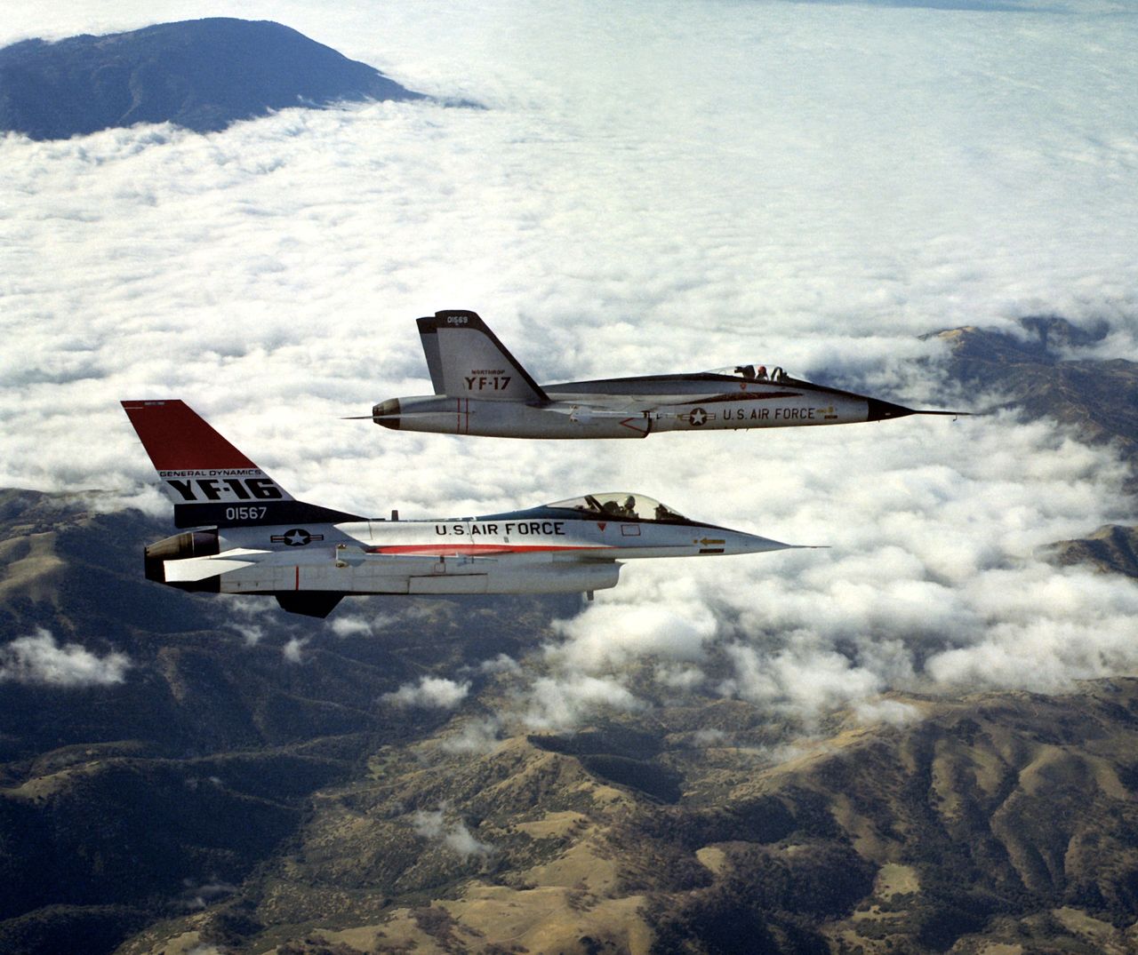 Konkurencyjne konstrukcje - prototyp YF-16 i YF-17 (późniejszy F-18)
