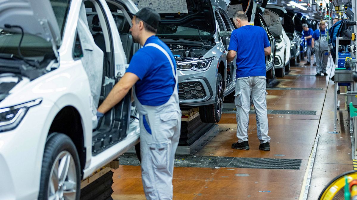 Na zdjęciu montaż Golfa w fabryce w Wolfsburgu