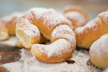 Kruche rogaliki z dżemem do śniadaniówki. Są pyszne i mięciutkie, a jednak zdrowsze niż tradycyjne