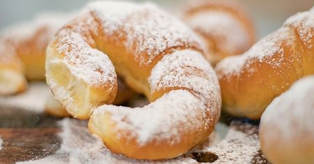 Kruche rogaliki z dżemem do śniadaniówki. Są pyszne i mięciutkie, a jednak zdrowsze niż tradycyjne