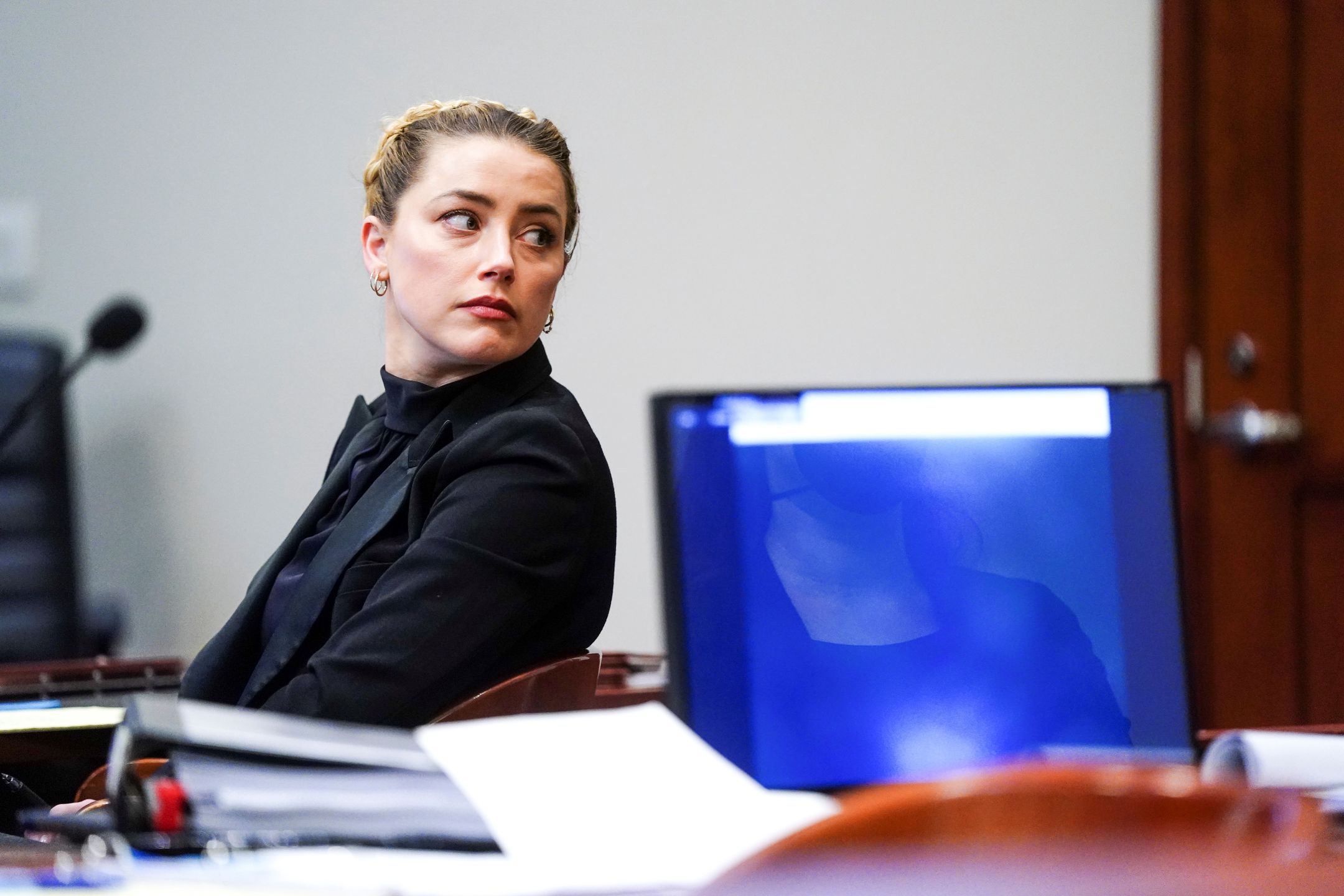 Asystentka Amber Heard POGRĄŻA JĄ na rozprawie z Johnnym Deppem. "Bardzo DRAMATYCZNA osoba"