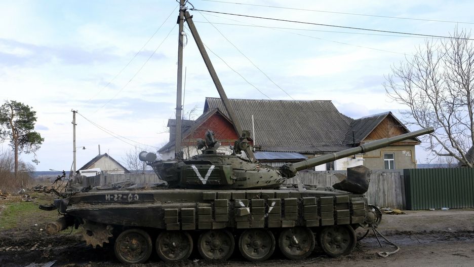 Wojna w Ukrainie - zniszczony rosyjski sprz?t wojskowyAbandoned Russian army tank on the??outskirts of the city of Borodyanka near Kyiv (Kiev), Russian troops had entered Ukrainian territory in what the Russian president declared a 'special military operation', resulting in fighting and destruction in the country, a huge flow of refugees. Borodyanka, Ukraine. April 6, 2022. Photo by Alfred Yaghobzadeh/ABACAPRESS.COM2Yaghobzadeh Alfred/ABACA