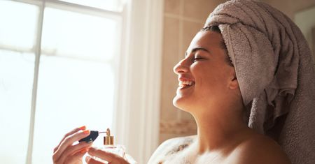Perfumy na lato. Czy wiesz, jakie nuty zapachowe działają jak afrodyzjak?