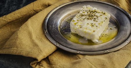 Odrobina luksusu na podwieczorek. Pieczona feta z dodatkami zapewni świetne wrażenia