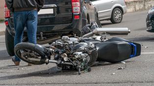 Andrespol: Wypadek na ul. Rokicińskiej. Zderzenie samochodu osobowego z motocyklistą. Ranni