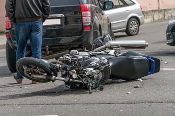 Andrespol: Wypadek na ul. Rokicińskiej. Zderzenie samochodu osobowego z motocyklistą. Ranni