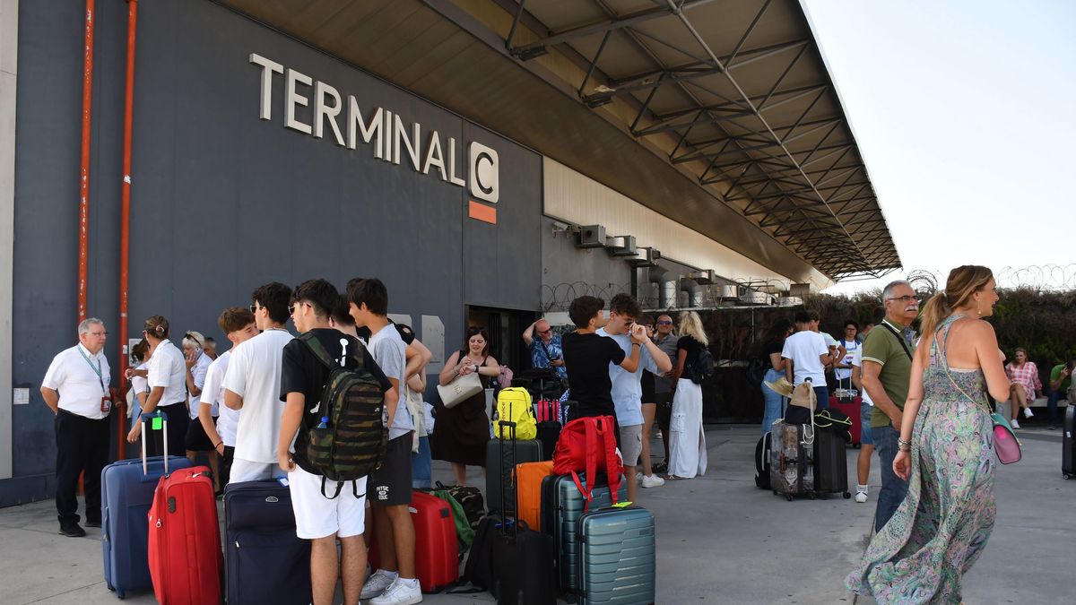 Passengers stranded due to the fire that broke out last night 16 July in the arrivals area at Catania airport, Catania, Sicily, Italy, 17 July 2023. A fire broke out at Catania International airport 16 July night. No injuries were reported. Airport authorities have announced that no flights will depart the airport until 19 July. EPA/ORIETTA SCARDINO Dostawca: PAP/EPA.