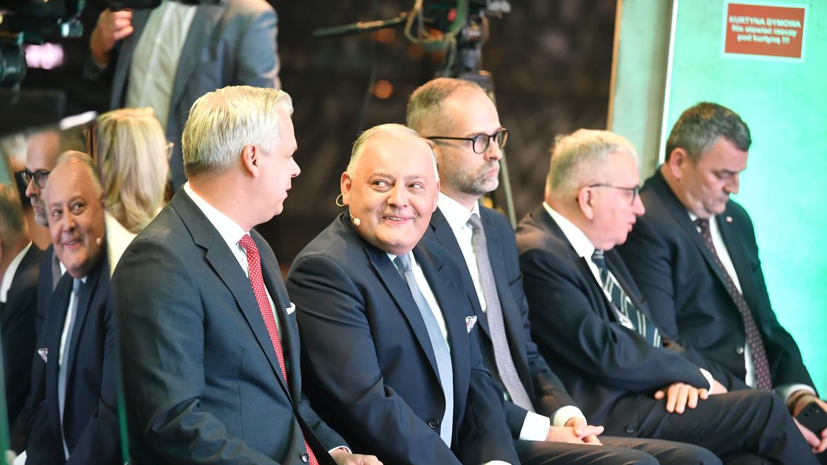 Warszawa, 29.08.2023. Prezes PGE Wojciech Dąbrowski (2L), podsekretarz stanu w Ministerstwie Aktywów Państwowych, pełnomocnik rządu do spraw transformacji spółek energetycznych i górnictwa węglowego Piotr Pyzik (2P), podsekretarz stanu w Ministerstwie Klimatu i Środowiska Adam Guibourge-Czetwertyński (3L), wiceminister aktywów państwowych, pełnomocnik rządu do spraw transformacji spółek energetycznych i górnictwa węglowego Marek Wesoły (P) i podsekretarz stanu w Ministerstwie Aktywów Państwowych Karol Rabenda (L) podczas oficjalnej prezentacji zaktualizowanej strategii Grupy PGE do 2030 roku, 29 bm. w Biznes Klubie na Stadionie Narodowym w Warszawie. (ad) PAP/Andrzej Lange