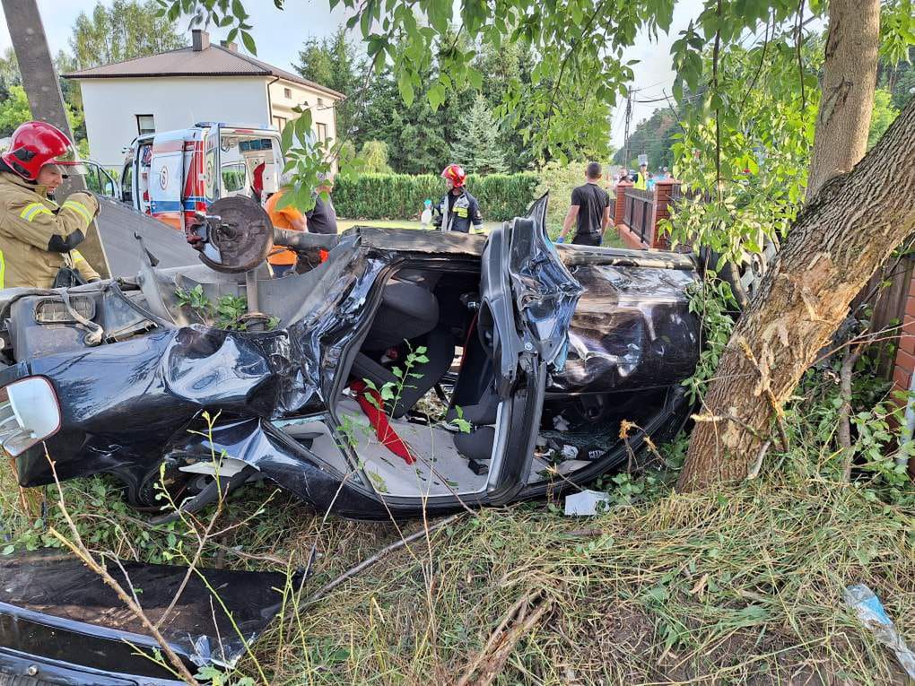 Audi uderzyło w drzewo i dachowało. Jedna osoba nie żyje