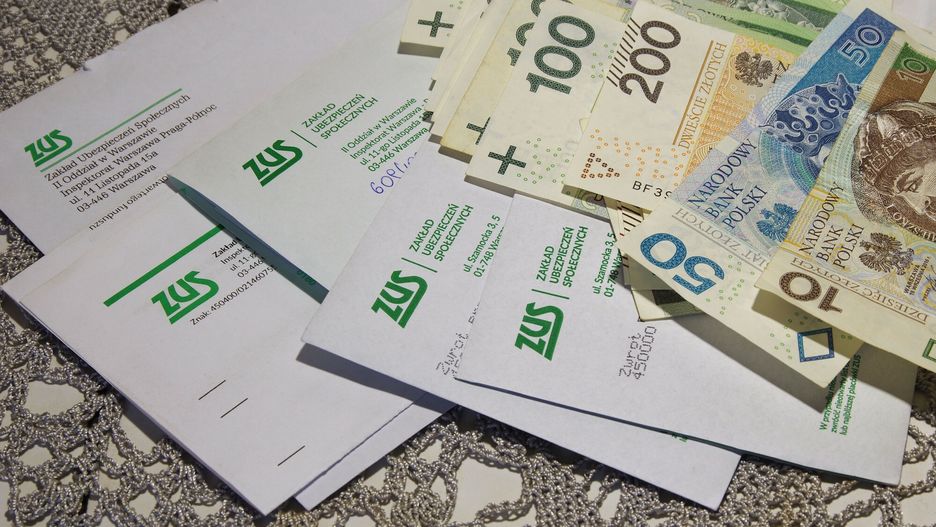 Stock Marek Bazak
PHOTO: ZOFIA I MAREK BAZAK / EAST NEWS 
N/z pisma z ZUS-u i pieniadze, banknoty o nominale 10, 50, 100, 200 zl.
ZOFIA BAZAK