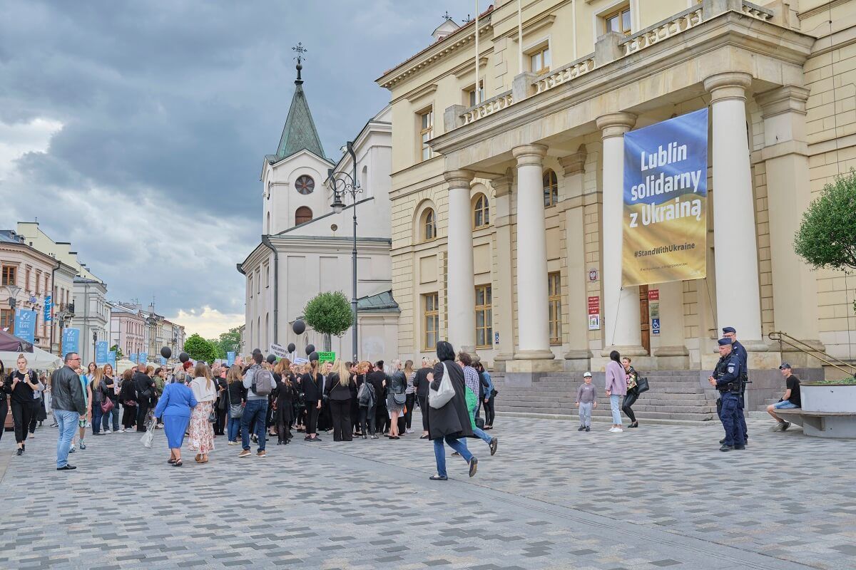 Protest pracowników MOPR Lublin przed ratuszem