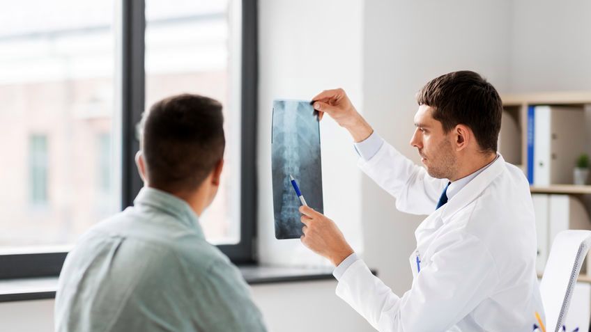 Protruzja krążka międzykręgowego może być spowodowana wieloma czynnikami. Wśród najpopularniejszych przyczyn tego schorzenia wymienia się: nadwagę i otyłość, nieodpowiedni sposób odżywiania.