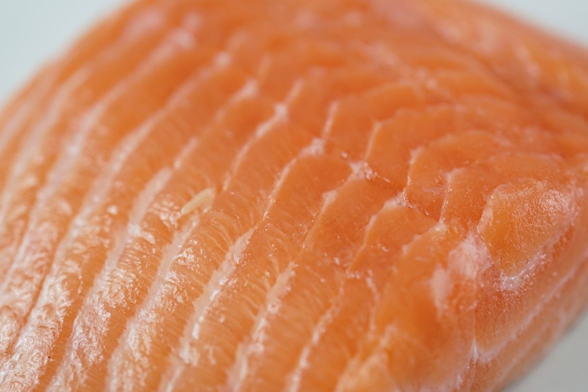 W przepisie na rybę smażoną w cieście cebulowym możesz wykorzystać łososia