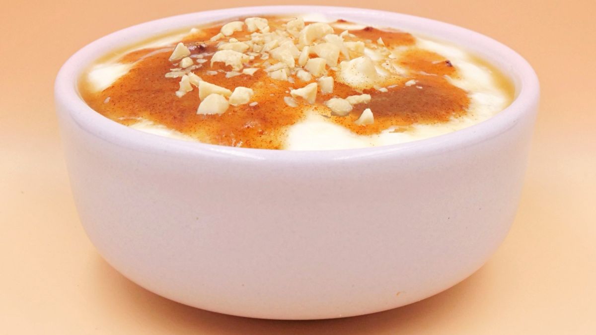 Przełóż do wygodnego naczynia, polej sosem i posyp orzeszkami